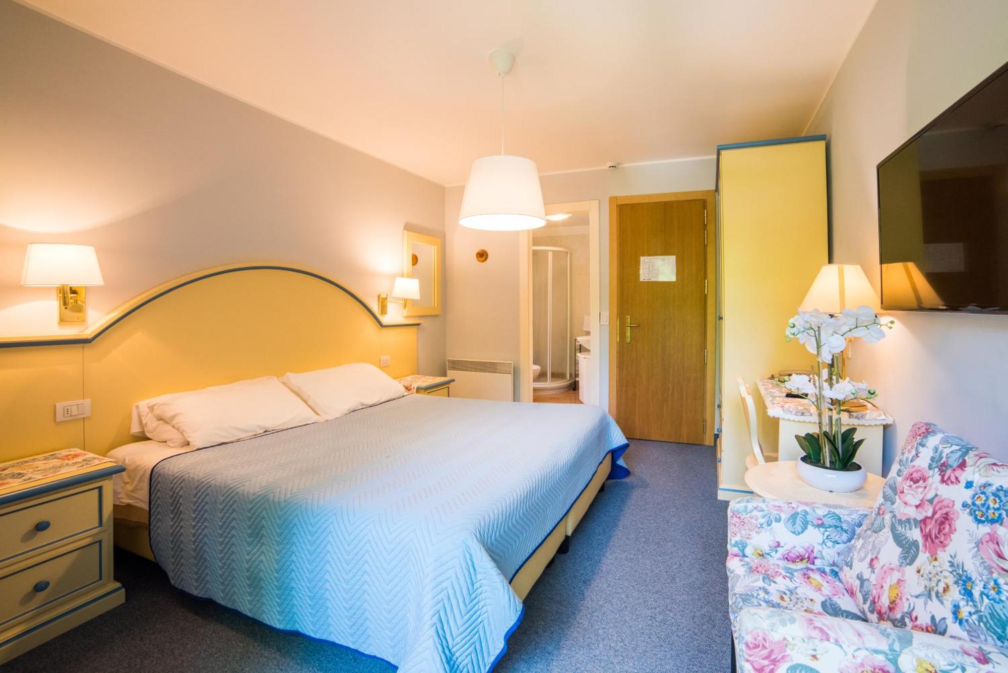 Albergo Milano Snc ลานโซ ดินเตลวิ ภายนอก รูปภาพ